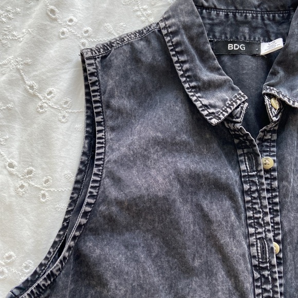 BDG Sleeveless Button Down Top (Size L) - Picture 4 of 4